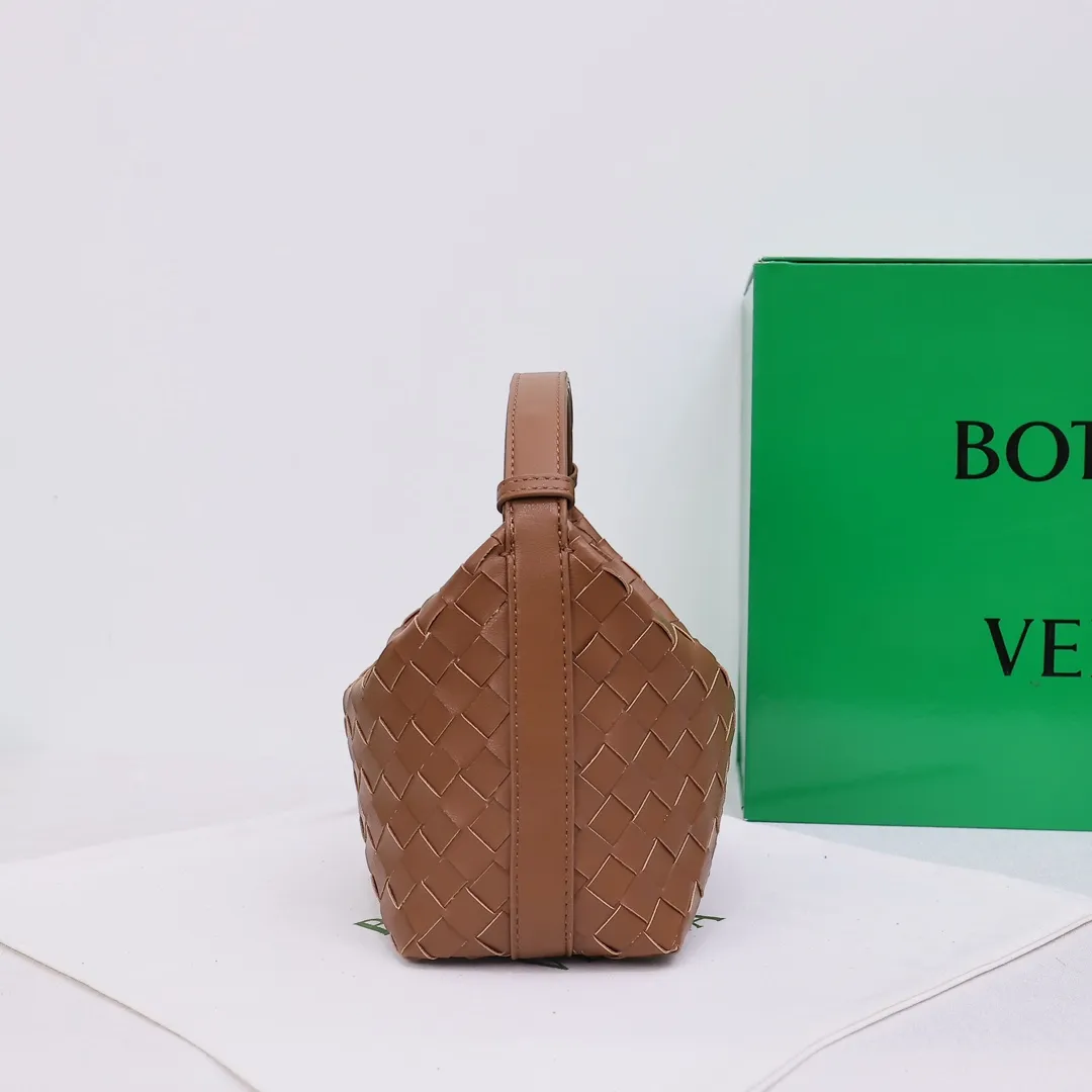 All categories Official website "Brand Women's Bags" Women's Bags 💙 BV 2026 new BV portable shoulder bag